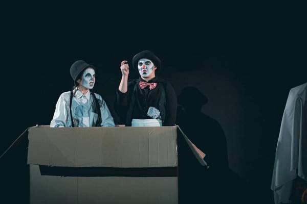 МИНАЛО НЕ/СВЪРШЕНО куклен спектакъл за възрастни