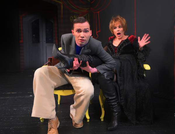 ЛЮБОВНИЦИ В ИЗЛИШЪК