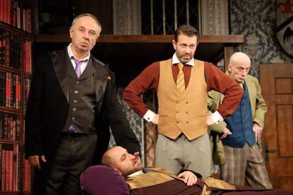 THE PLAY THAT GOES WRONG